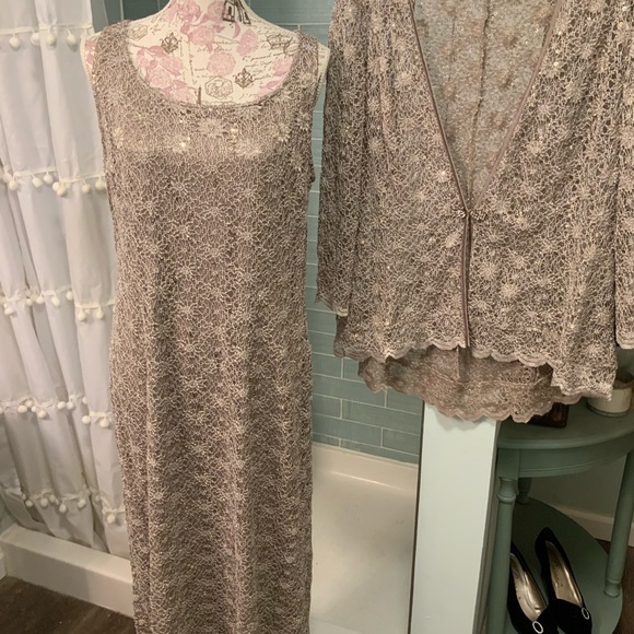 R&M Richards plus size floor length evening gown - Picture 11 of 16